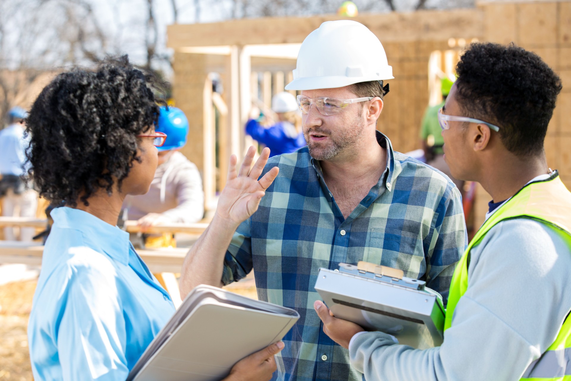 Construction foreman briefs home builder on new home